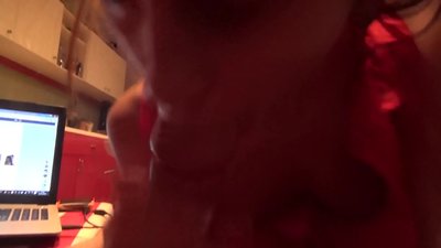 የትምህርት ቤት ልጃገረድ ማንም ሰው ቤት እያለ የወንድሟን ዲክ ትጠባለች።